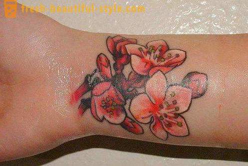 Tatuaj floare pe încheietura mâinii pentru fete. valoare