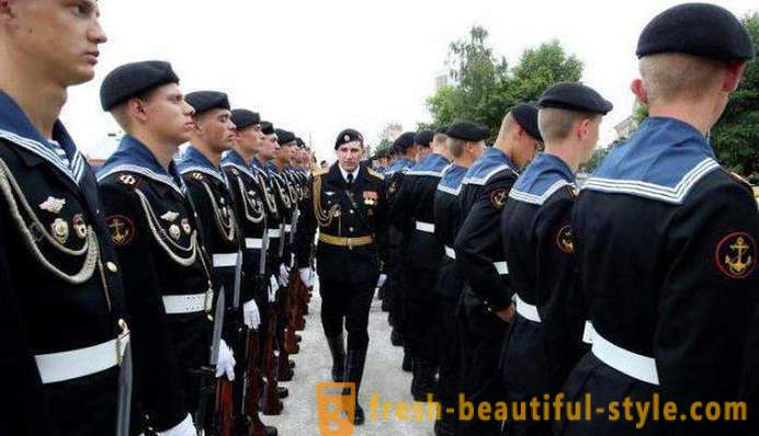 Uniformă casual și rochie de marină militară