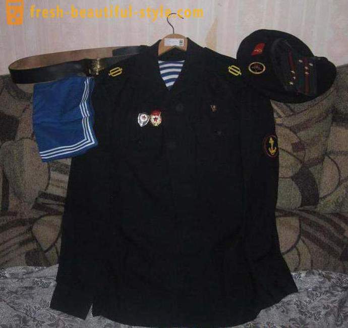 Uniformă casual și rochie de marină militară