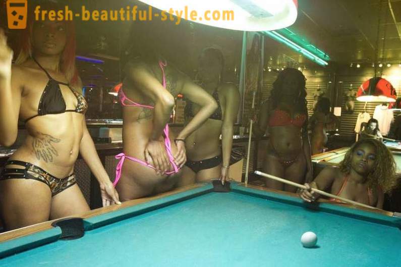 Cum sunt rapperii petrecere la un club de striptease din Atlanta