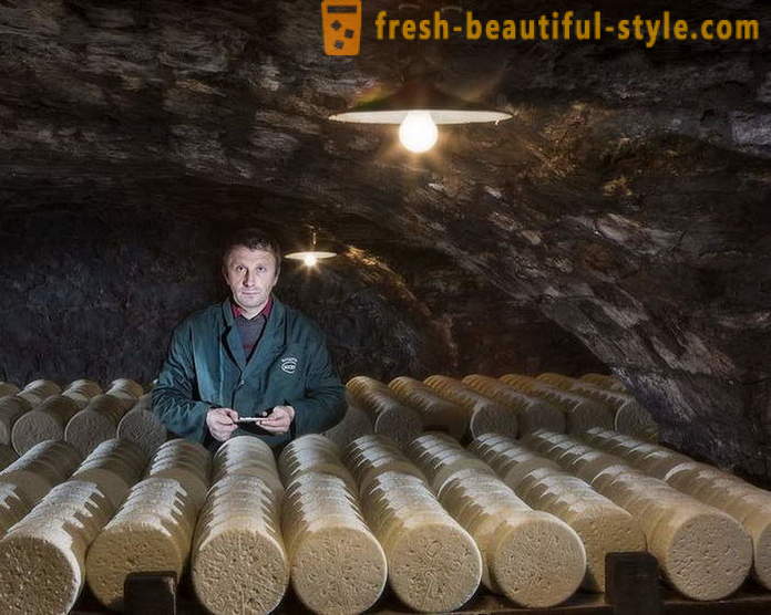 Procesul de fabricație a brânzei Roquefort franceze din rețete vechi