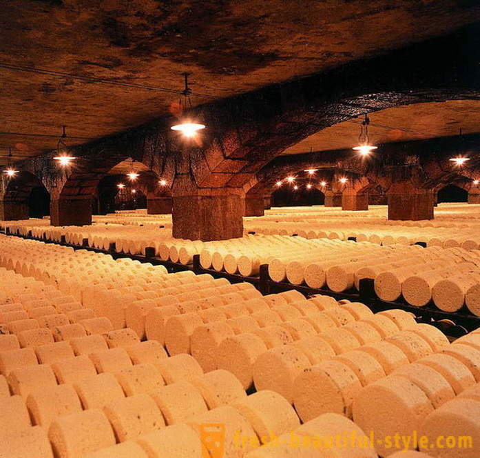 Procesul de fabricație a brânzei Roquefort franceze din rețete vechi