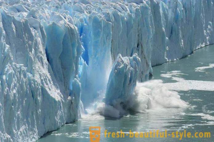 Sat Groenlanda amenințat de un aisberg imens
