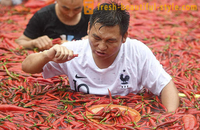 Nu este pentru cei slabi de inimă: în China, a existat un mâncător de concurență ardei pentru viteza