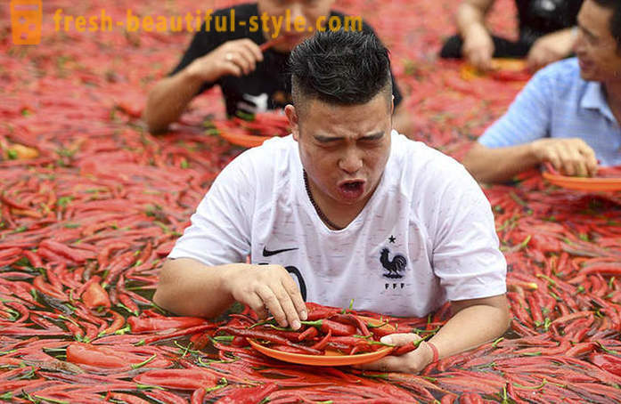 Nu este pentru cei slabi de inimă: în China, a existat un mâncător de concurență ardei pentru viteza