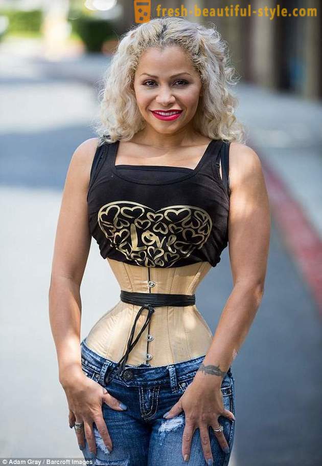 Femeie american cu o talie incredibil de subțire 23 de ore pe zi, este un corset special