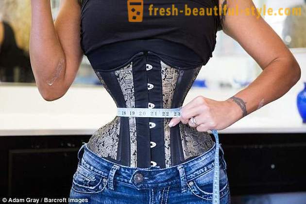 Femeie american cu o talie incredibil de subțire 23 de ore pe zi, este un corset special