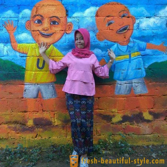 Case în localitate indoneziană vopsite în toate culorile curcubeului