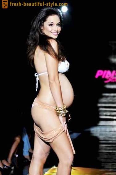 Pângăriți într-o poziție interesantă: Irina Shayk si un alt model de gravidă, care a avut indrazneala la podium