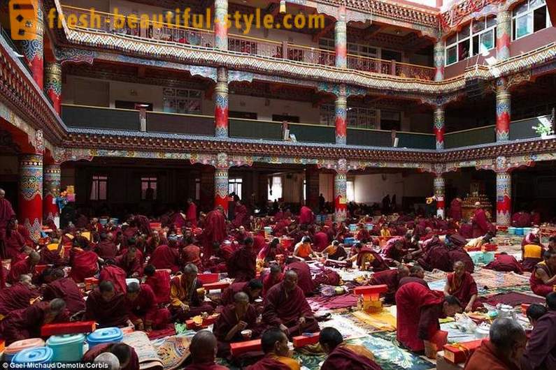 Cel mai mare budist Academiei din lume pentru 40.000 de călugări TV interzis, dar a permis iPhone