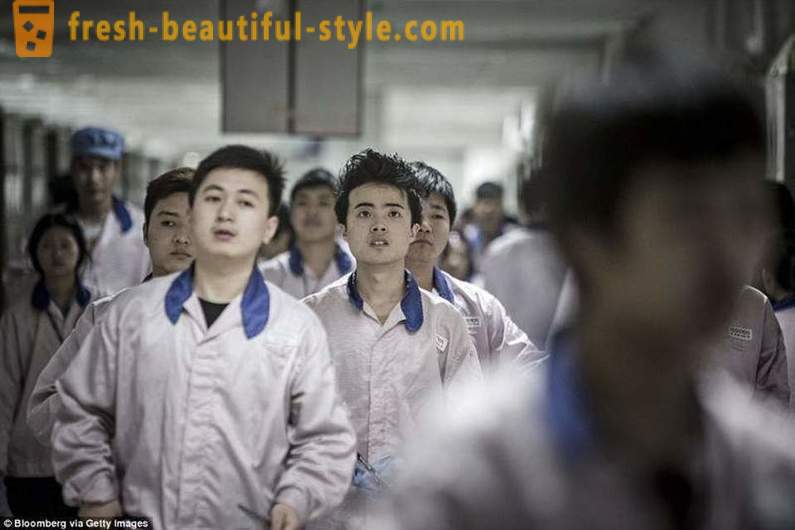 British mass-media a arătat viața de zi cu zi a oamenilor care asamblează iPhone în China