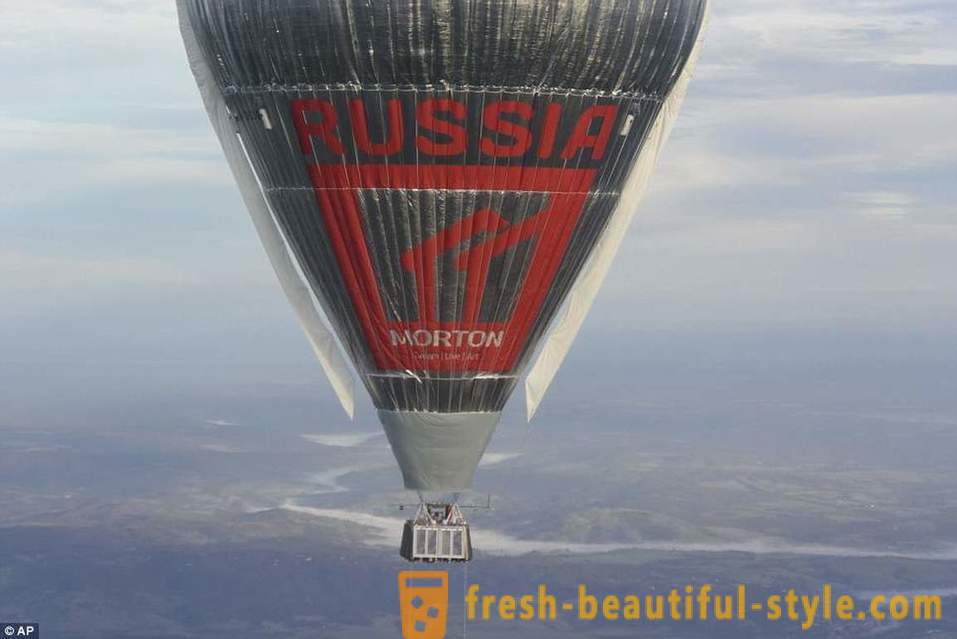 Preot rus Fedor Konyukhov a stabilit un record mondial pentru turneul mondial într-un balon