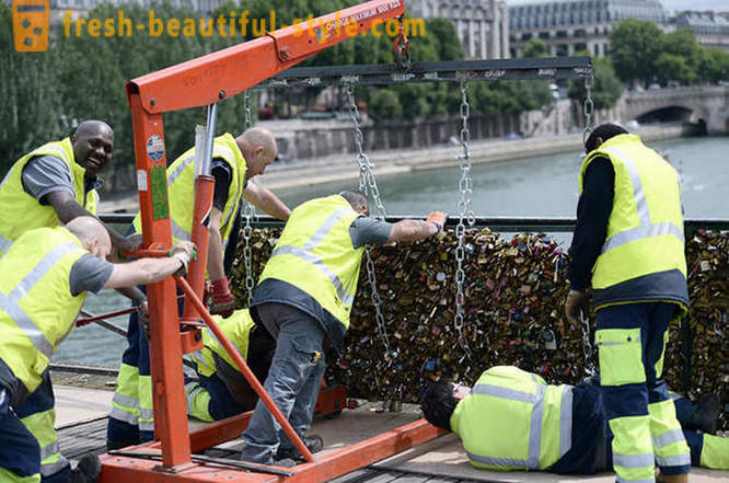 Milioane de dovezi ale iubirii scoase din Pont des Arts din Paris
