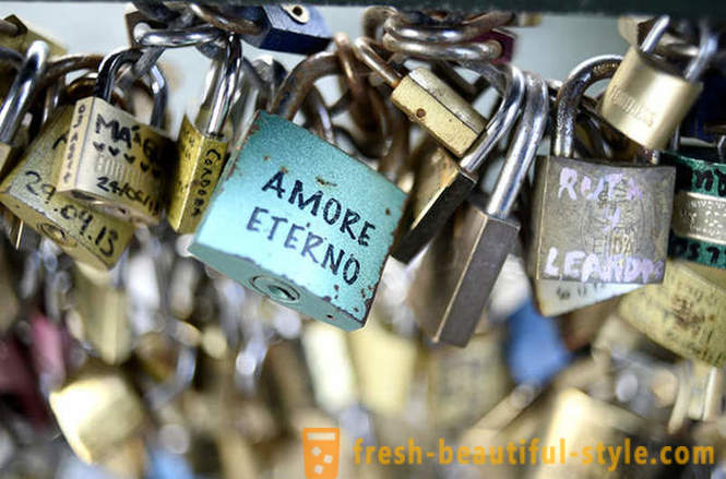 Milioane de dovezi ale iubirii scoase din Pont des Arts din Paris