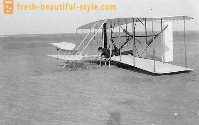 Primul zbor cu echipaj cu avionul