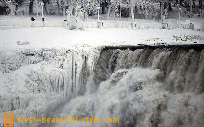 10 imagine fascinantă a înghețat Niagara Falls