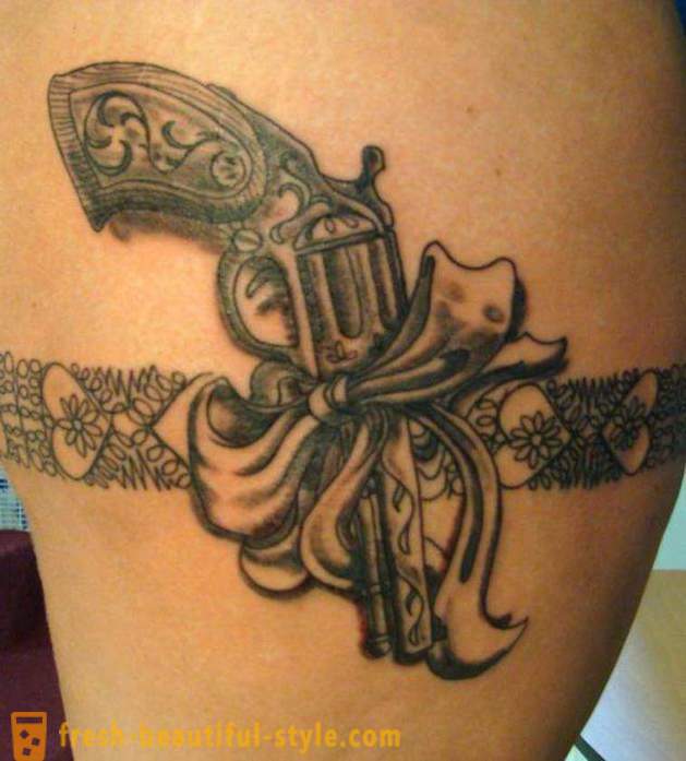 Tatuaj „arma“ - o schiță creativ pentru curajos și îndrăzneț